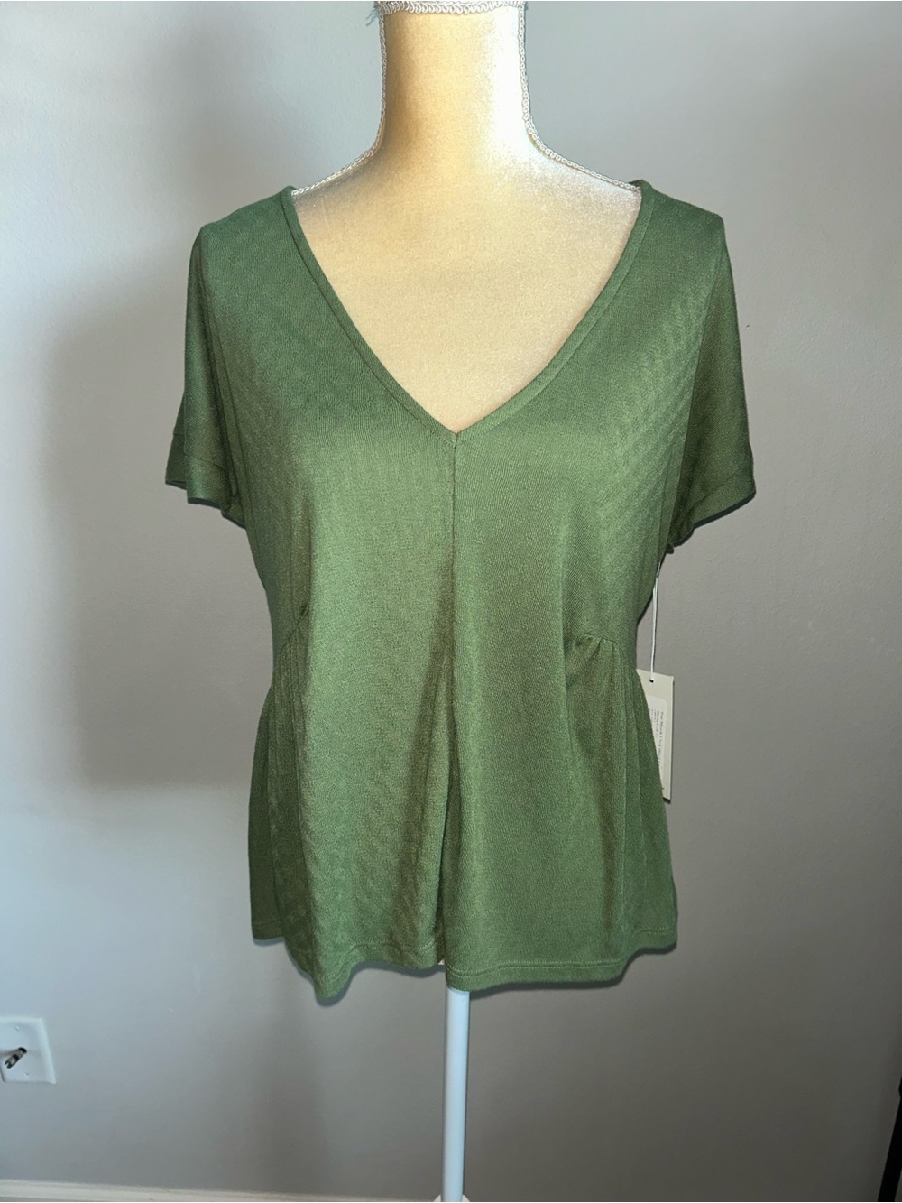 NWT 78&Sunny Hope Pointelle V Neck Shirred Tee in
Matcha Sz S
